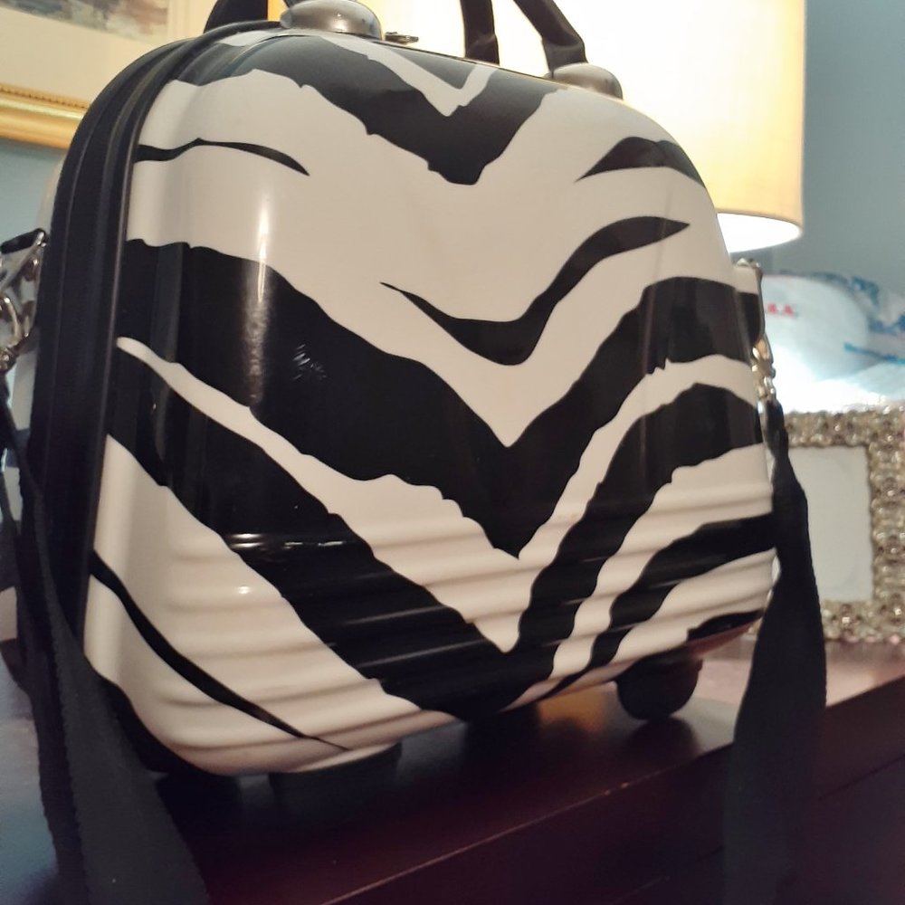 Black & White Zebra Print - Metal Retro/Vintage  Carry On Overnight Bag